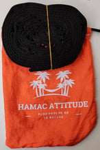 Charger l&#39;image dans la galerie, sangles pliées et housse de sangles orange
