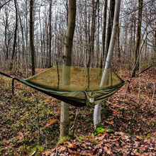Charger l&#39;image dans la galerie, hamac moustiquaire vert en forêt
