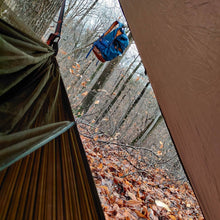 Charger l&#39;image dans la galerie, hamac moustiquaire avec tarp vu de l&#39;interieur
