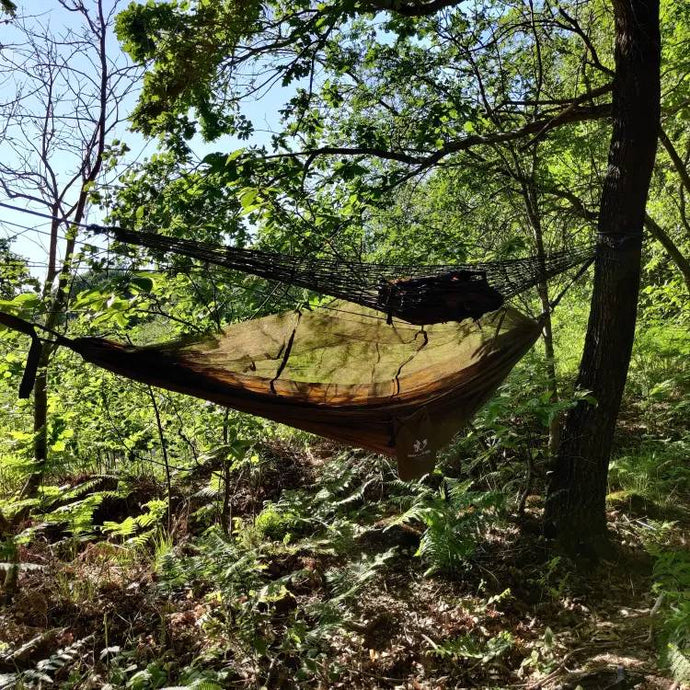 hamac moustiquaire en dessous d'un hamac filaire