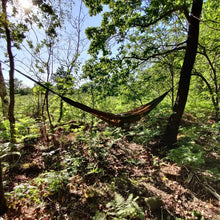 Charger l&#39;image dans la galerie, hamac parachute vert vu de loin
